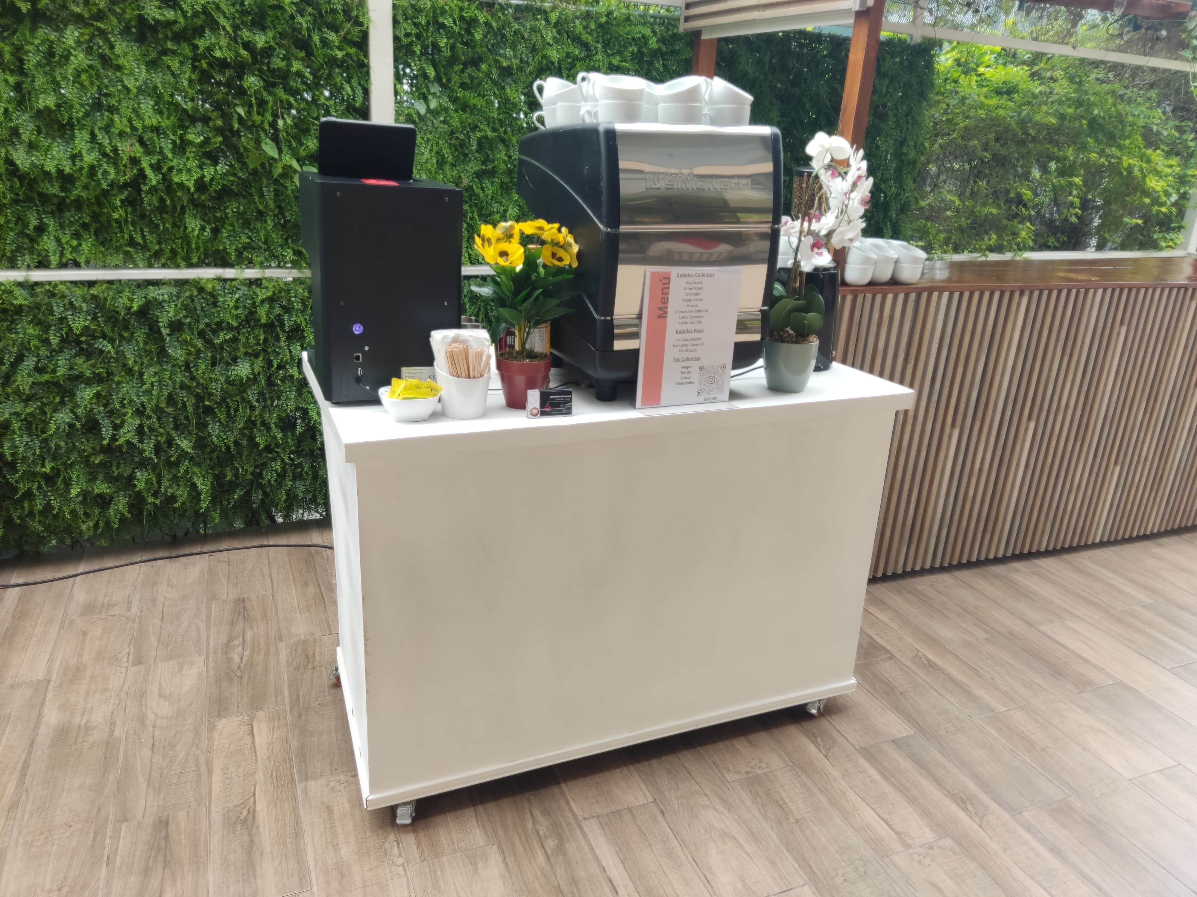 Barista sirviendo café en un evento